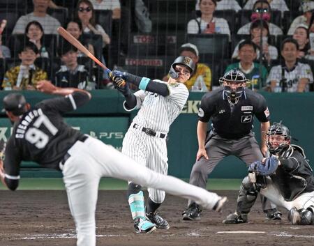 　８回、２ランを放つ佐藤輝（撮影・立川洋一郎）