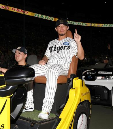 　今季初勝利を挙げ、ポーズを決める伊藤将（撮影・北村雅宏）