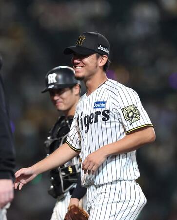 　チームが快勝し、笑顔を見せる伊藤将（撮影・北村雅宏）