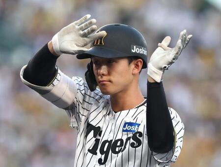 　２回、左前打を放ちポーズをとる小幡（撮影・北村雅宏）