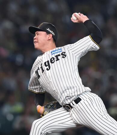 　８回から登板する及川（撮影・北村雅宏）