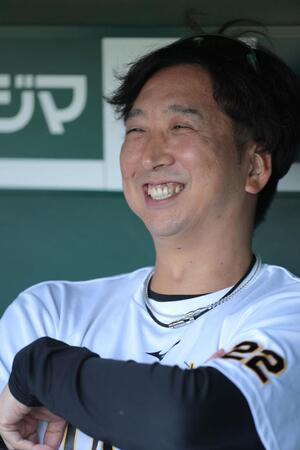 【写真】試合中と全然違うやん！　藤川監督が練習中に見せた無邪気な笑顔が素敵すぎ