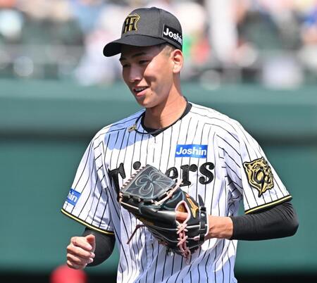 　４回を投げ終え、笑顔でベンチに戻る今朝丸（撮影・西田忠信）