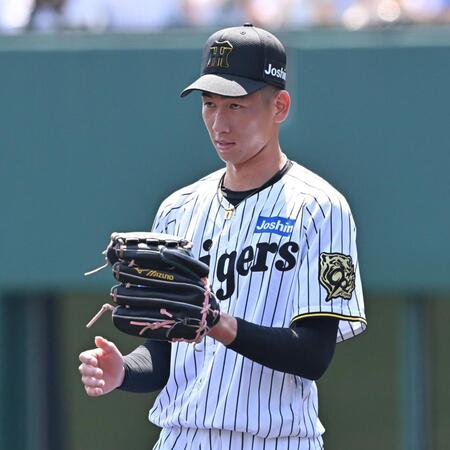 　２回を投げ終えベンチに戻る今朝丸（撮影・西田忠信）