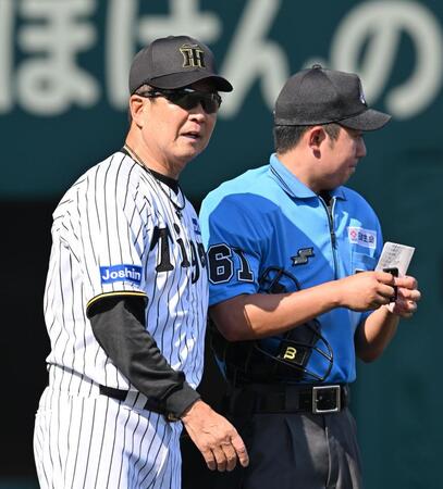 　７回を終え、選手交代を告げる平田２軍監督（撮影・西田忠信）