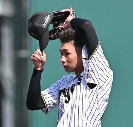 　６回、松山を二ゴロに仕留め汗をぬぐう今朝丸（撮影・西田忠信）