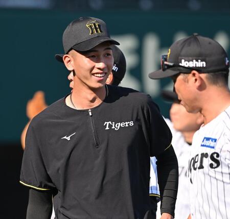 　試合後、笑顔を見せる今朝丸（撮影・西田忠信）