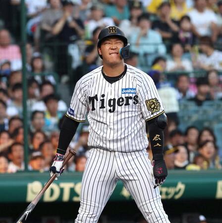 　１回、チャンスで見逃し三振に倒れ悔しがる大山（撮影・北村雅宏）