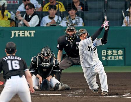 　３回、２死満塁で空振り三振に倒れる大山（撮影・立川洋一郎）