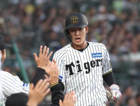 　４回、近本の先制犠飛で生還し、ナインとタッチを交わす小幡（撮影・北村雅宏）