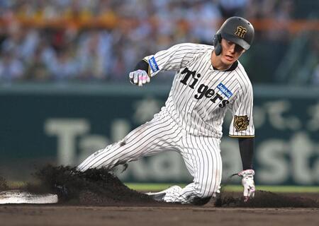 　４回、坂本の中前打で二塁へ進む小幡（撮影・飯室逸平）