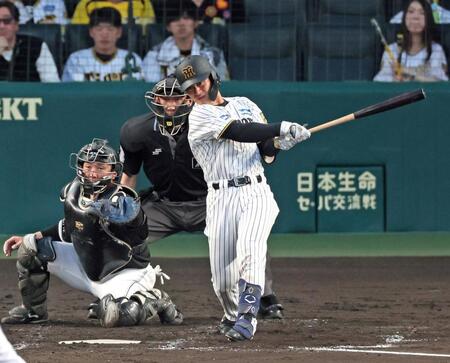 　４回、中前打を放つ坂本（撮影・立川洋一郎）