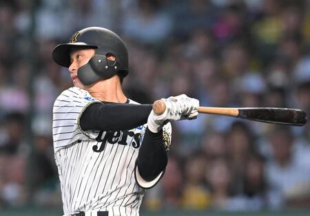 　４回、中前打を放つ坂本（撮影・飯室逸平）