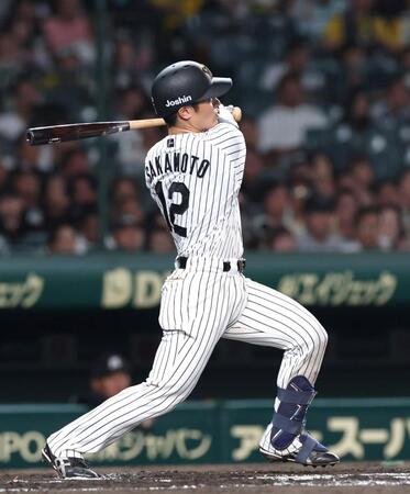 　６回、二塁打を放つ坂本（撮影・北村雅宏）