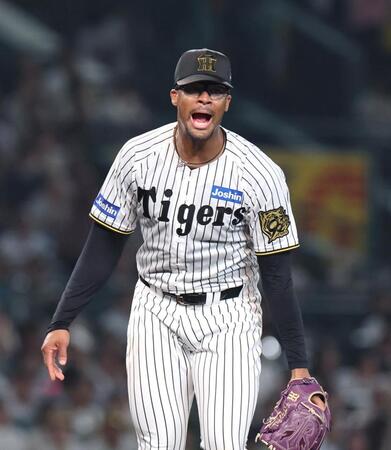 　７回、三者三振に仕留め、雄たけびを上げるデュプランティエ（撮影・北村雅宏）