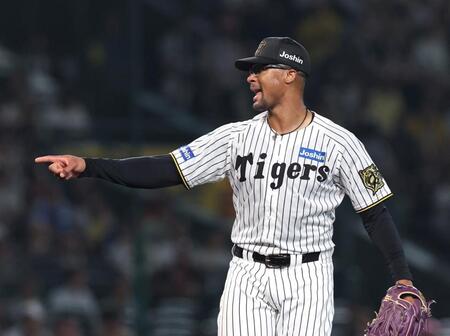 　６回、寺地のスイングを確認するデュプランティエ（撮影・北村雅宏）