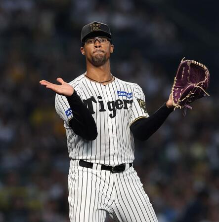 　５回、ロッテ打線を三者凡退に抑え、グラブをたたくデュプランティエ（撮影・北村雅宏）