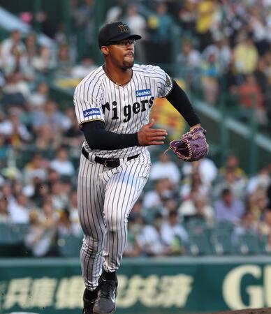 　３回、一ゴロのベースカバーに走るデュプランティエ（撮影・北村雅宏）