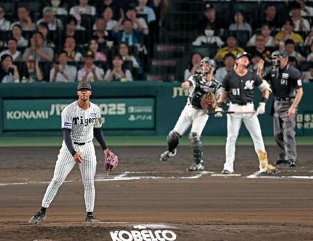　７回、山本を空振り三振に仕留めるデュプランティエ（撮影・立川洋一郎）