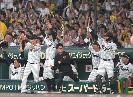 　７回、追加点に沸く阪神ナイン（撮影・飯室逸平）