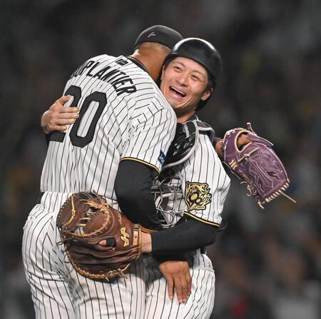 　デュプランティエ（左）と抱擁する坂本（撮影・飯室逸平）