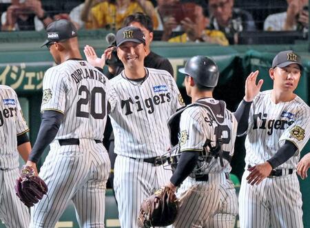 　完封勝利を挙げたデュプランティエ（左）とタッチを交わし笑顔を見せる藤川監督（中央）＝撮影・立川洋一郎