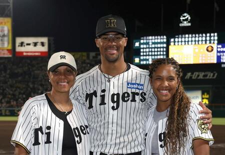 　家族と記念写真に納まるデュプランティエ（中央）＝撮影・北村雅宏