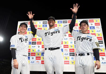 　お立ち台でポーズを決める（左から）近本、デュプランティエ、坂本（撮影・北村雅宏）