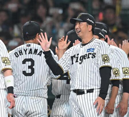　笑顔でナインを迎える藤川監督（撮影・飯室逸平）
