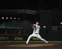 　９回、２番手で登板する高橋（撮影・西田忠信）