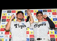 　森下（右）とお立ち台でポーズを決める伊藤将（撮影・北村雅宏）