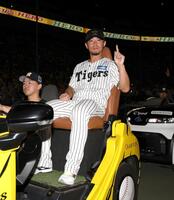 　今季初勝利を挙げ、ポーズを決める伊藤将（撮影・北村雅宏）