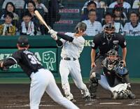 　２回、左前打を放つ小幡（撮影・立川洋一郎）