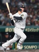 　６回、二塁打を放つ小幡（撮影・北村雅宏）