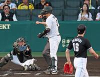 　１回、見逃し三振に倒れる大山（撮影・立川洋一郎）