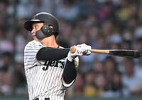 　４回、中前打を放つ坂本（撮影・飯室逸平）