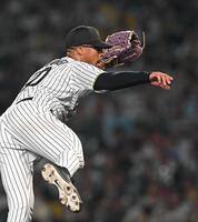 　７回、気迫の投球を見せるデュプランティエ（撮影・飯室逸平）