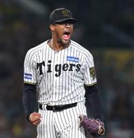 　来日初の完封勝利を挙げ、ほえるデュプランティエ（撮影・北村雅宏）