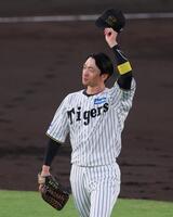 　５回、スタンドからの「近本コール」に応える近本（撮影・立川洋一郎）