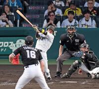 　４回、左犠飛を放ち先制点を挙げる近本（撮影・立川洋一郎）