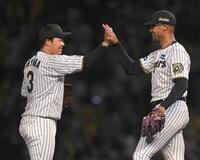 　デュプランティエ（右）と勝利のハイタッチを交わす大山（撮影・飯室逸平）