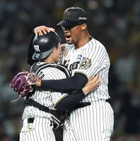 　来日初完封勝利を挙げ、坂本（左）と抱き合うデュプランティエ（撮影・北村雅宏）