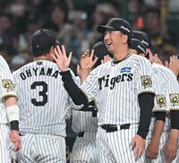 　笑顔でナインを迎える藤川監督（撮影・飯室逸平）