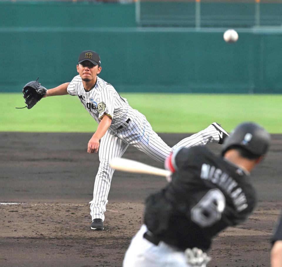 　２回、西川を中飛に斬る伊藤将（撮影・飯室逸平）