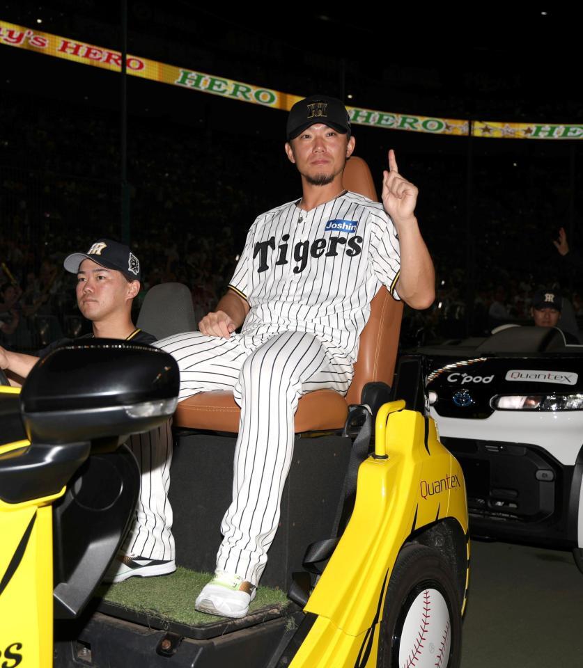 　今季初勝利を挙げ、ポーズを決める伊藤将（撮影・北村雅宏）