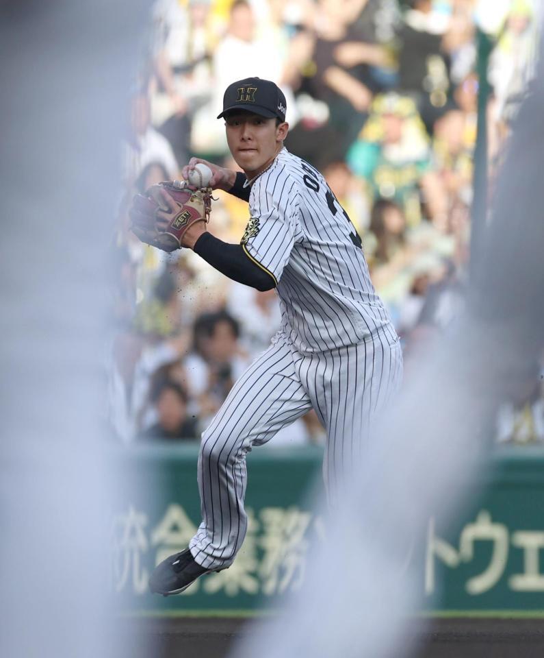 　１回、藤原のゴロを一塁へ悪送球する小幡（撮影・北村雅宏）