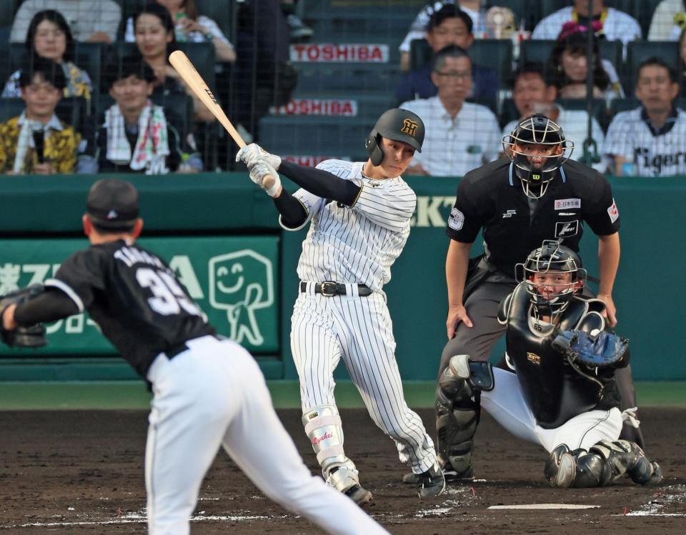 　２回、左前打を放つ小幡（撮影・立川洋一郎）