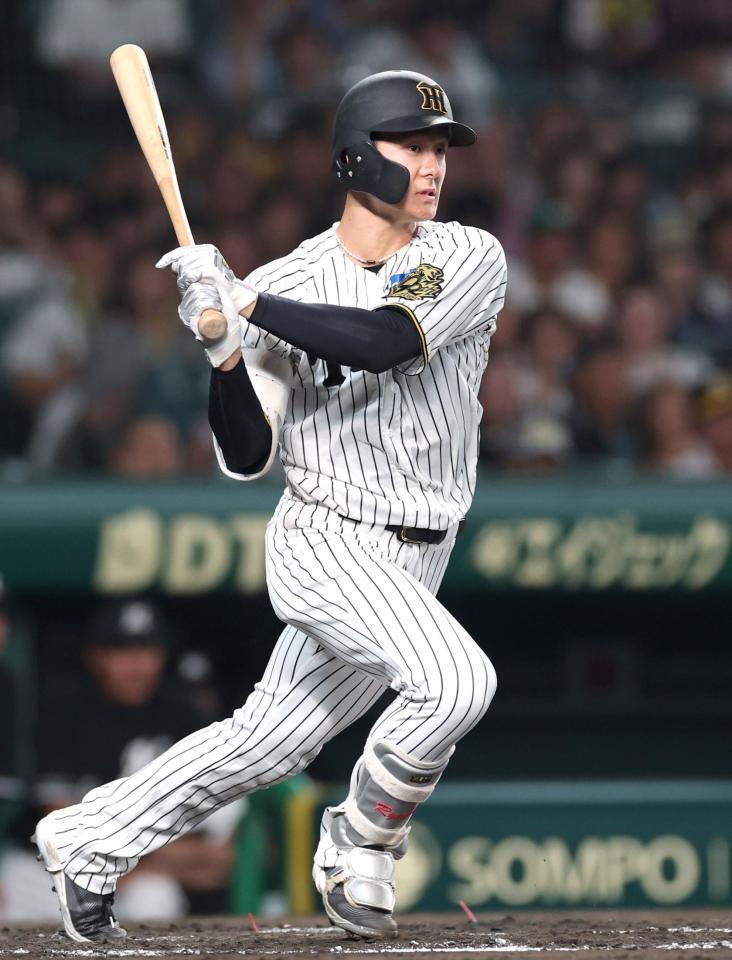 　６回、二塁打を放つ小幡（撮影・北村雅宏）