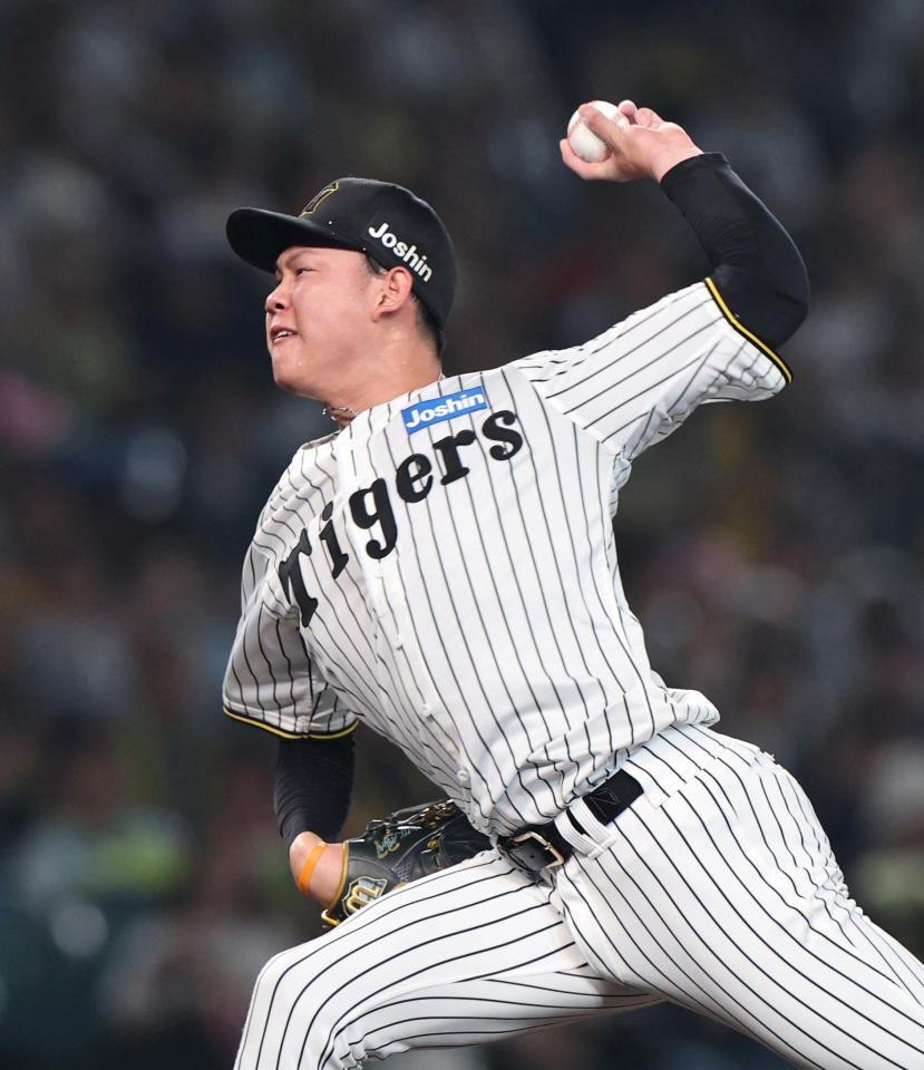 　８回から登板する及川（撮影・北村雅宏）