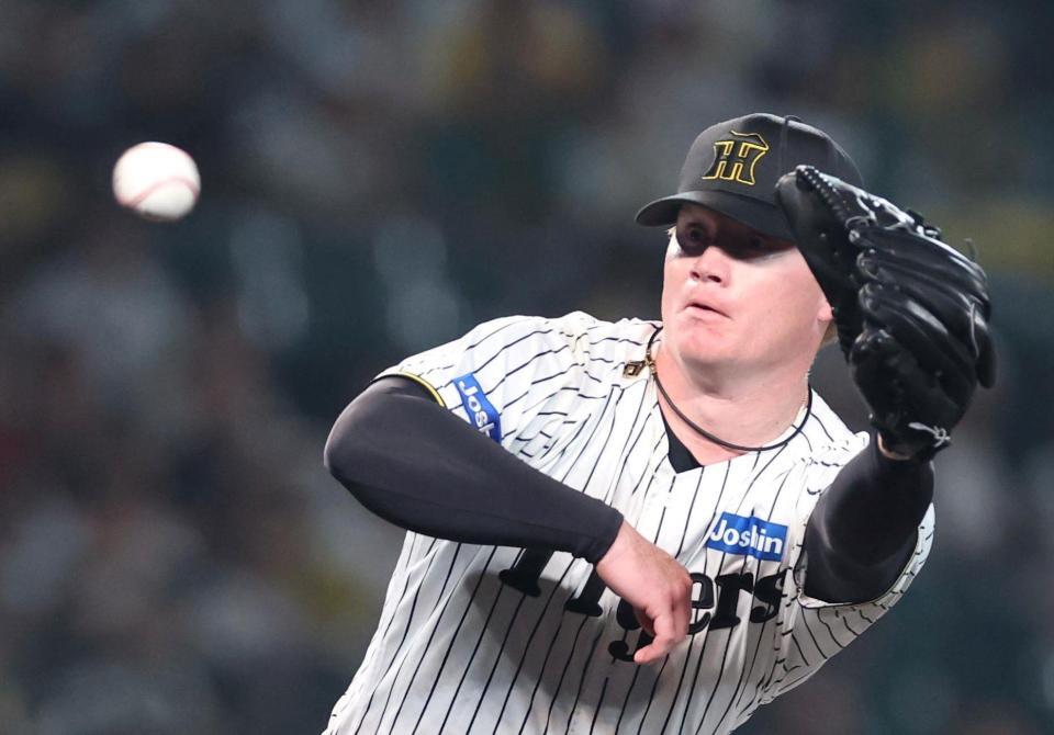 　７回、西川のゴロを捕球するネルソン（撮影・北村雅宏）